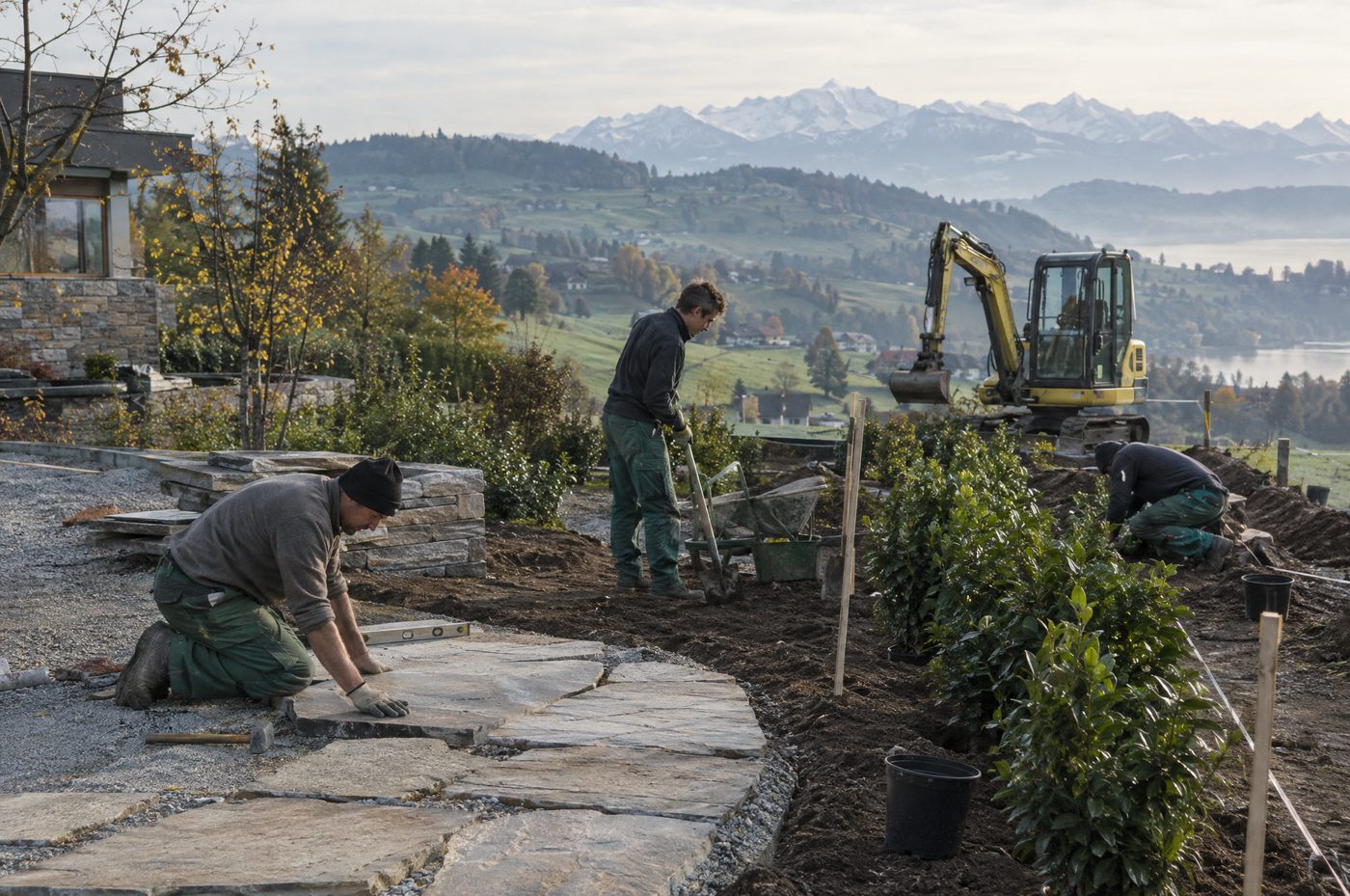 Garten- und Landschaftsbauteam bei der Arbeit in einem Garten in der Schweiz
